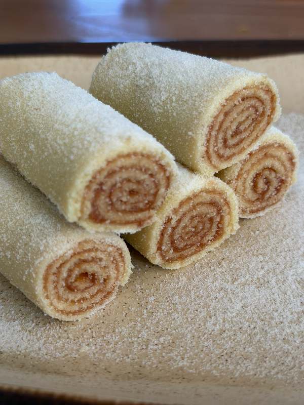 Fatias de bolo de rolo recém-cortadas