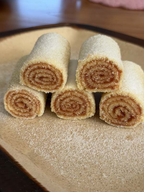 Bolinhos de bolo de rolo empilhados, mostrando o espiral de goiabada